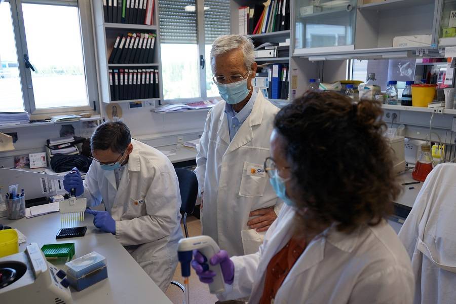 El investigador Eugenio Santos en su laboratorio del CIC. / CIC