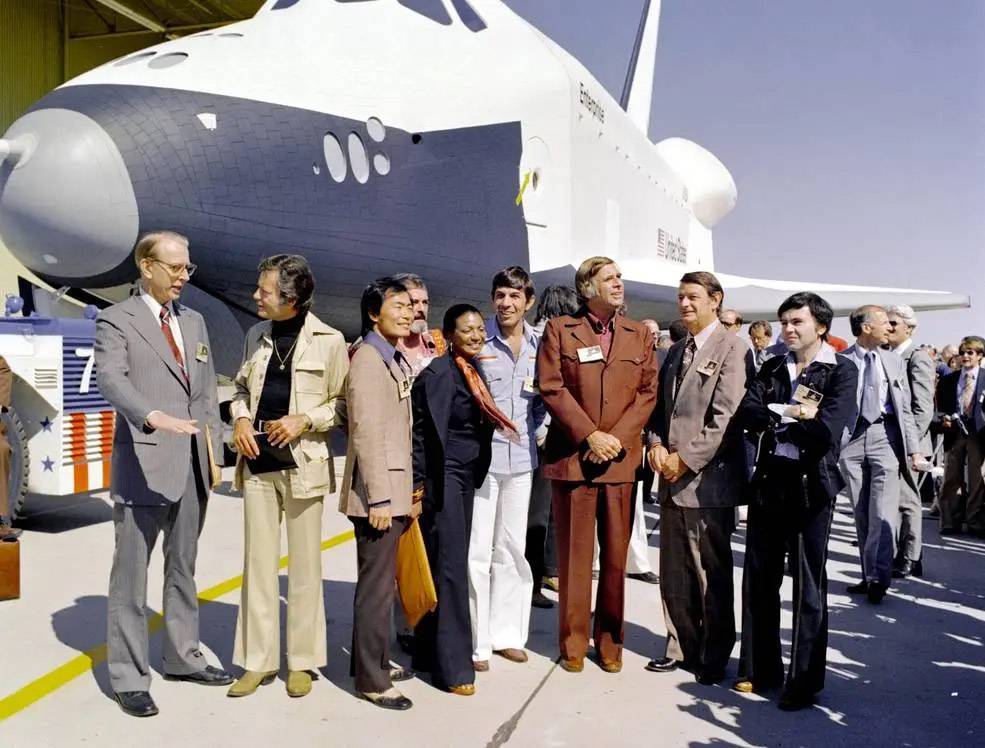 Funcionarios de la NASA y representantes del programa de televisión Star Trek, incluido el creador Gene Roddenberry, estuvieron presentes en el lanzamiento de Enterprise desde su fábrica de Rockwell en Palmdale, California, el 17 de septiembre de 1976. / NASA