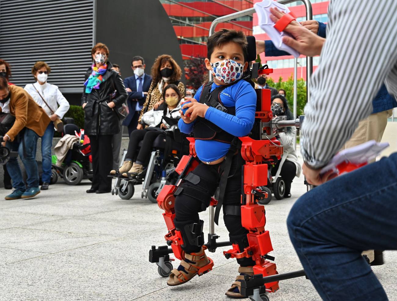 Demostración del exoesqueleto con un niño que padece atrofia muscular espinal