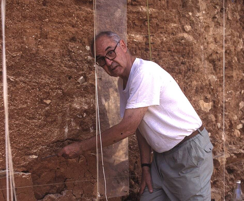 Emiliano Aguirre en el yacimiento de Galería de la Trinchera del Ferrocarril de la sierra de Atapuerca. © José María Bermúdez de Castro