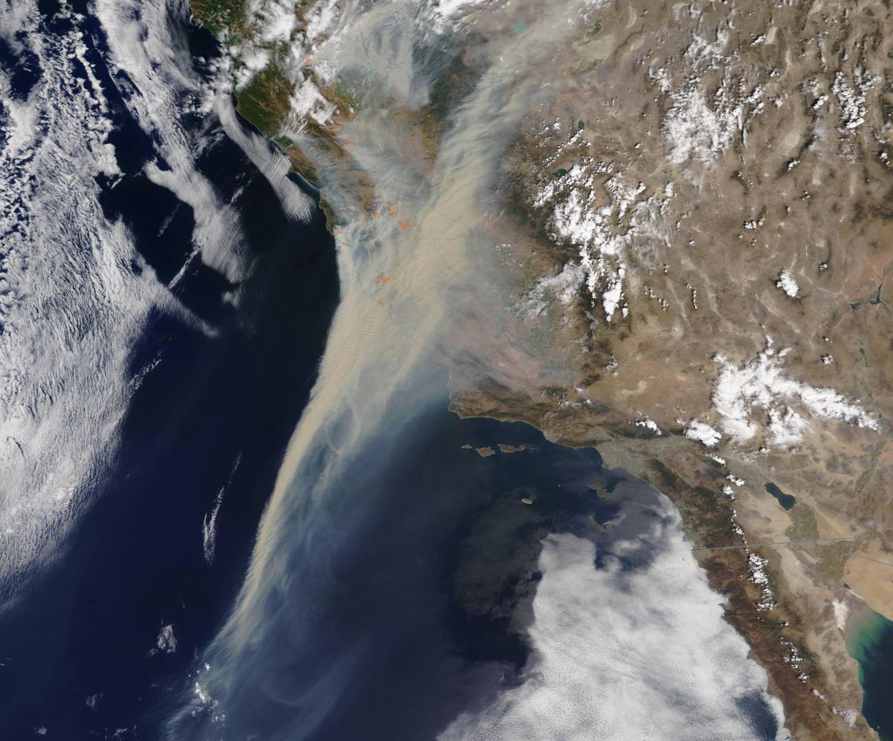 Mientras los incendios forestales arrasaban en 2018 el norte de California, enormes columnas de humo cubren ciudades y pueblos del valle de San Joaquín y del área de la bahía de San Francisco. / Satélite MODIS (NASA)