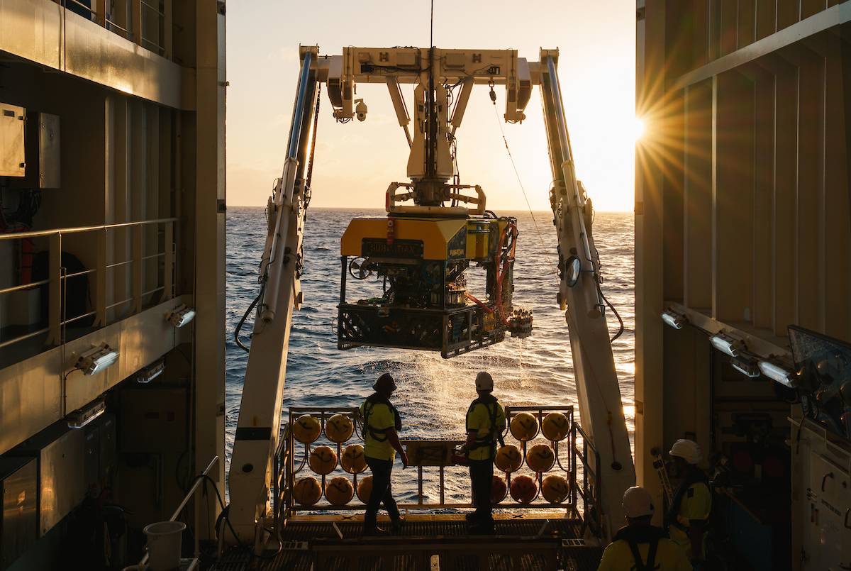El ROV SuBastian es recuperado en el buque de investigación Falkor al atardecer. / lex Ingle / Schmidt Ocean Institute
