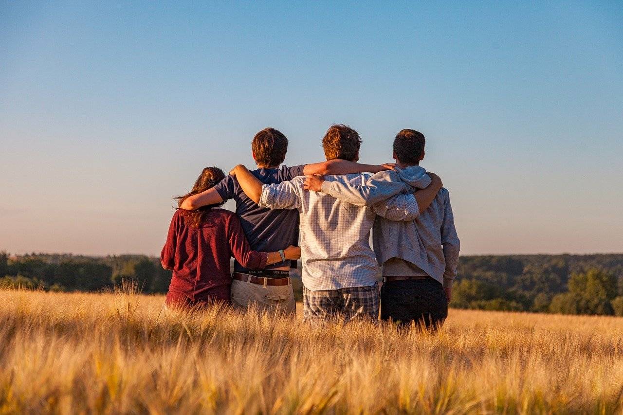 grupo de amigos abrazados