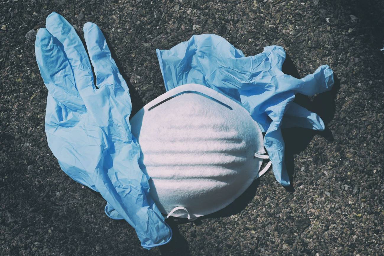 Guantes y mascarilla