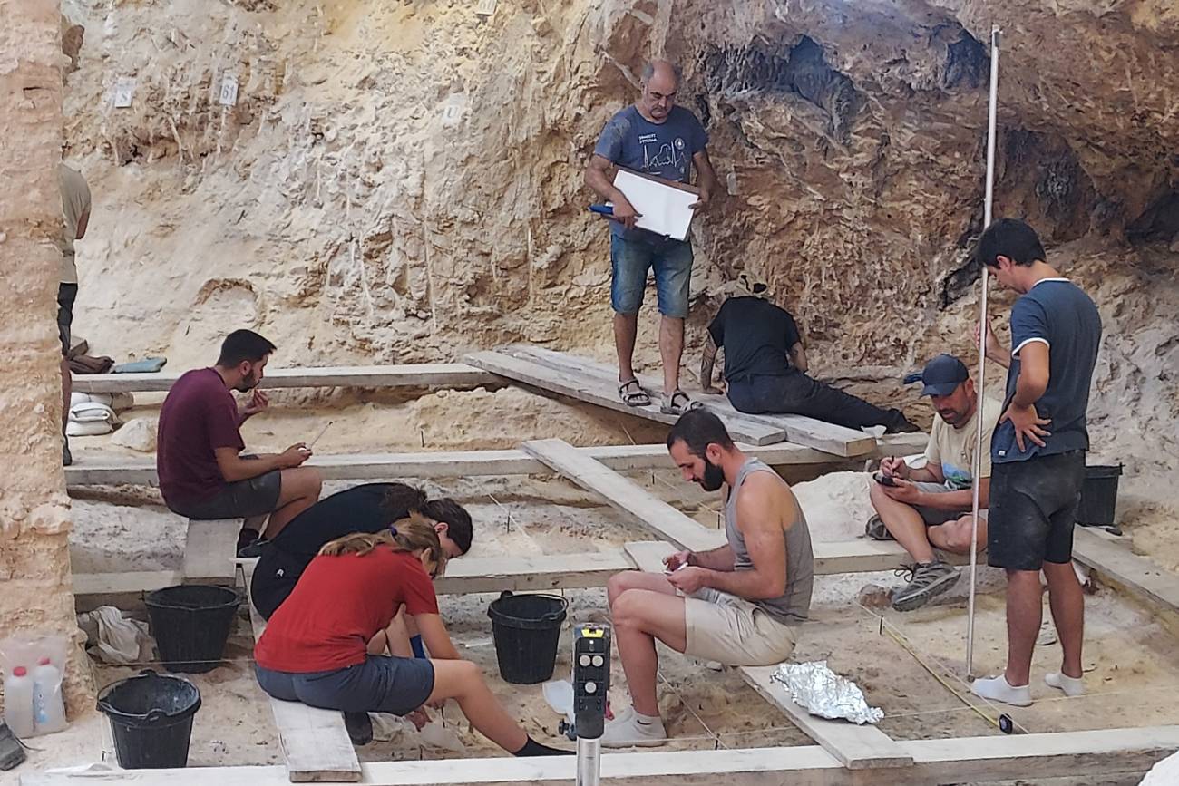 Equipo de investigadores en el yacimiento Abric Romaní. / IPHES
