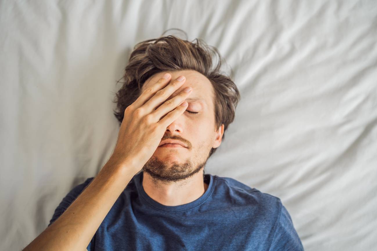 hombre en la cama con dolor