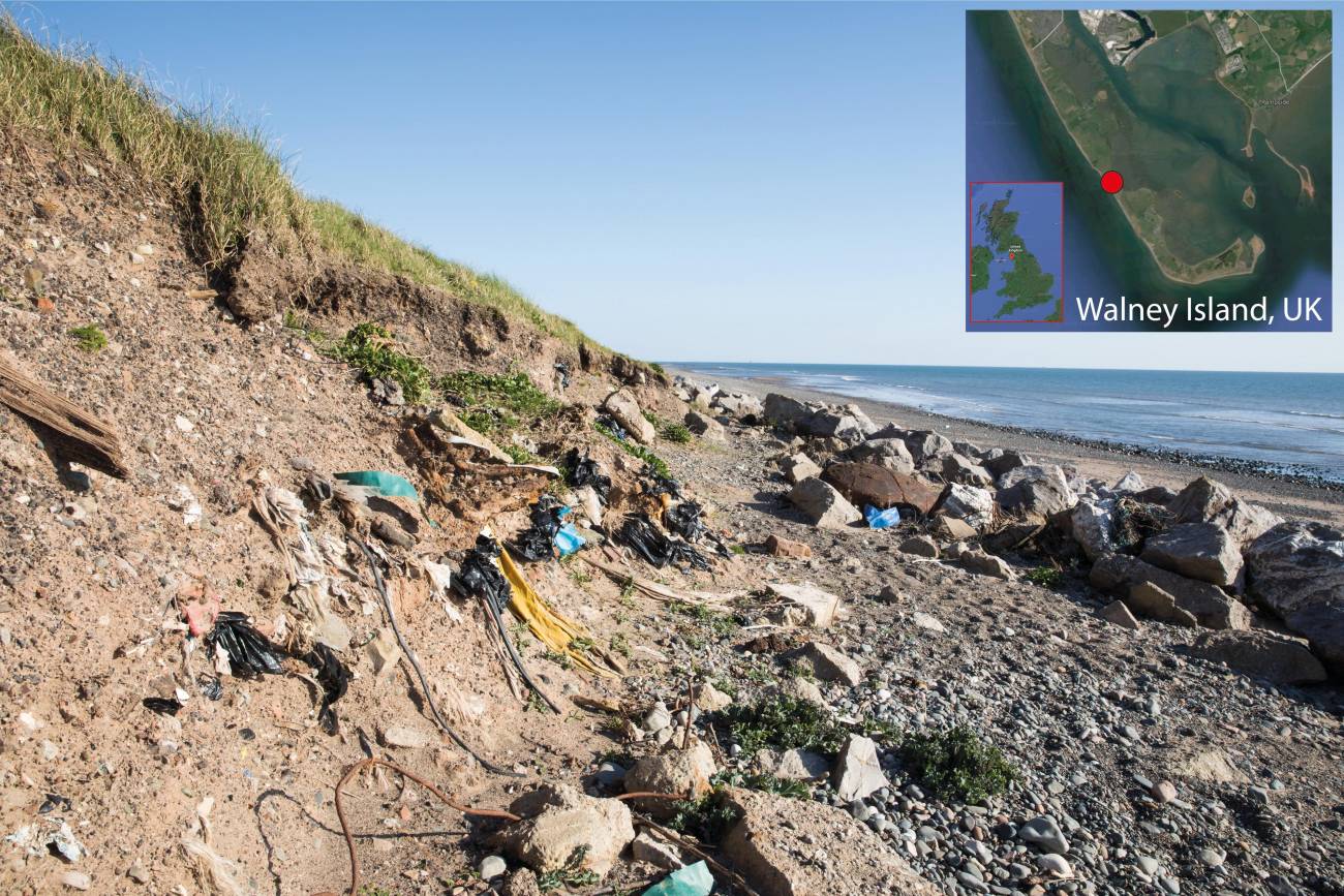 La erosión de los vertederos de residuos, como el de Walney Island, Reino Unido, desentierra continuamente la basura plástica enterrada en el océano. Estos vertederos existen en todo el mundo y son una de las muchas fuentes de contaminación de plástico marino / Centro Nacional de Oceanografía de Southampton
