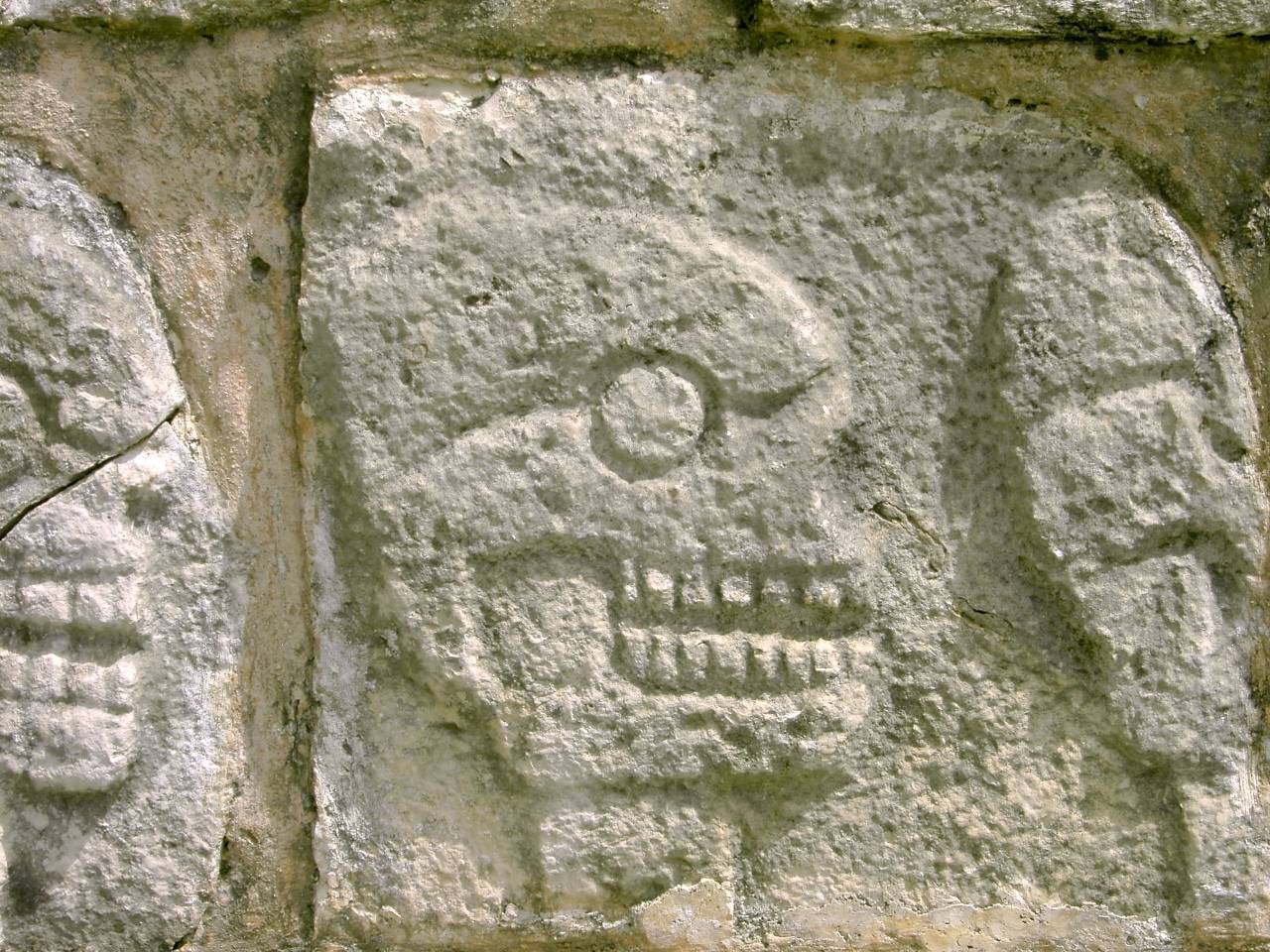 Detalle del tzompantli de piedra reconstruido en Chichén Itzá. / Christina Warinner
