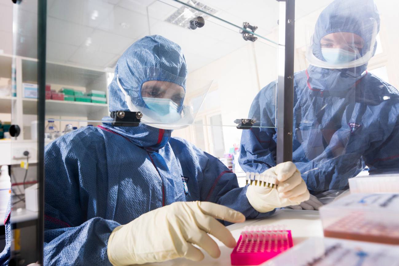 Esta instalación especializada funciona bajo estrictas condiciones de sala limpia para evitar la contaminación por fuentes de ADN externas. / Australian Centre for Ancient DNA