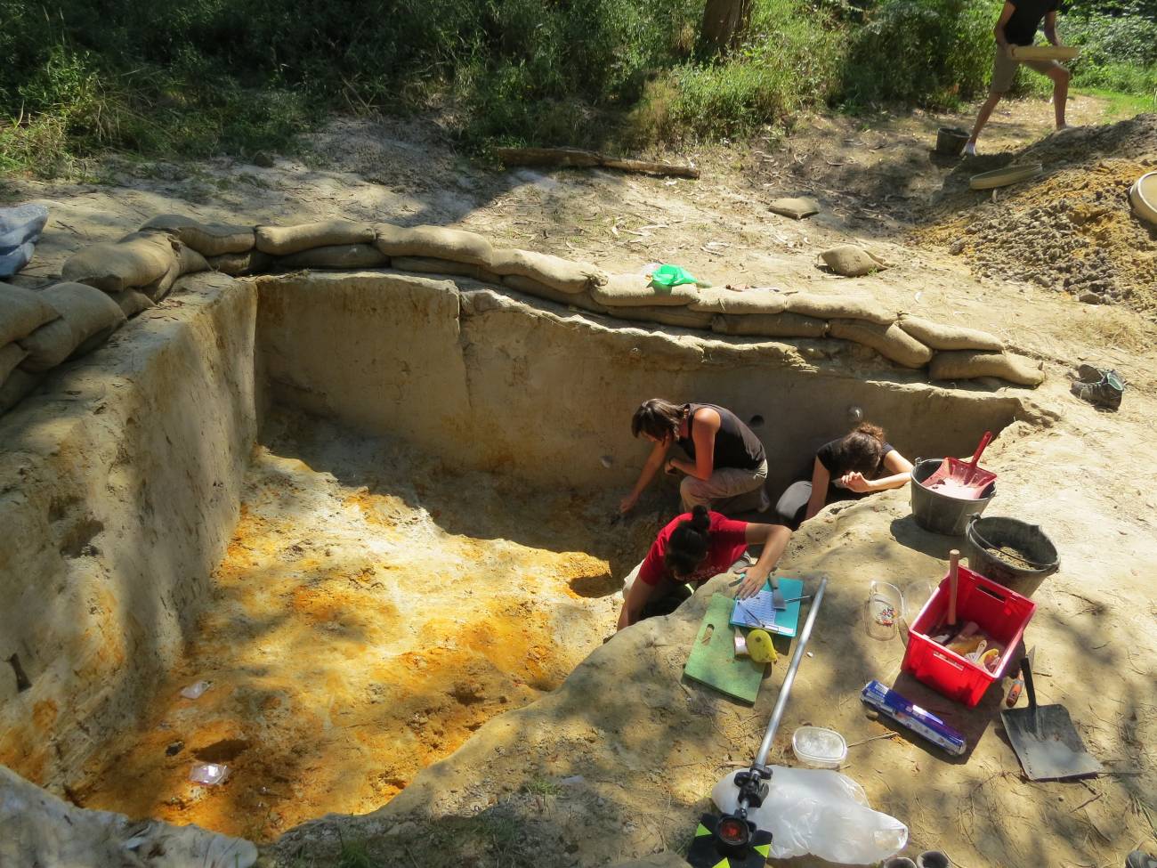 Proceso de excavación de la US4b (Chatelperroniense) en Aranbaltza II. /  Joseba Rios-Garaiza