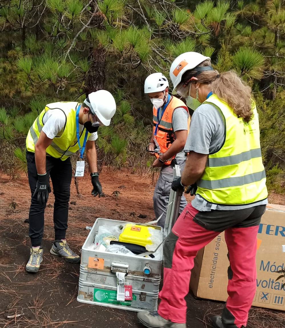 El equipo de la UGR en La Palma preparando la estación. / Foto cedida por el investigador