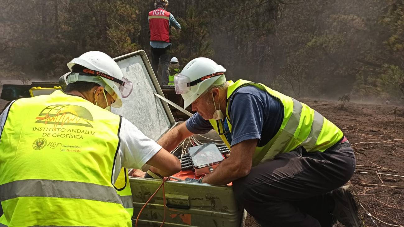 El equipo de la UGR en La Palma preparando la estación. / Foto cedida por el investigador