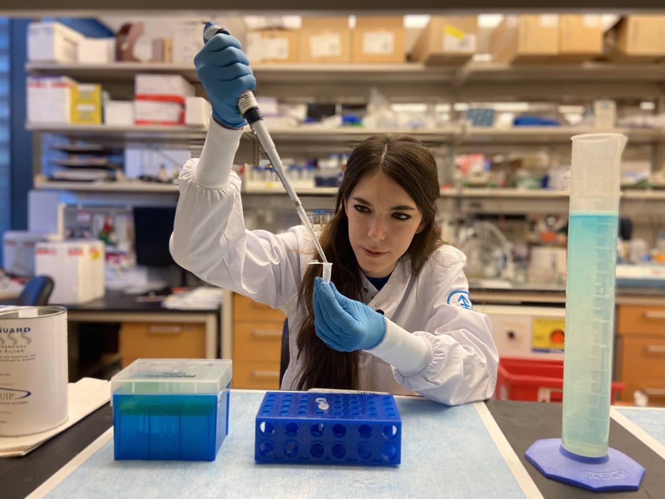 Direna Alonso en su laboratorio. / Foto cortesía de la investigadora.