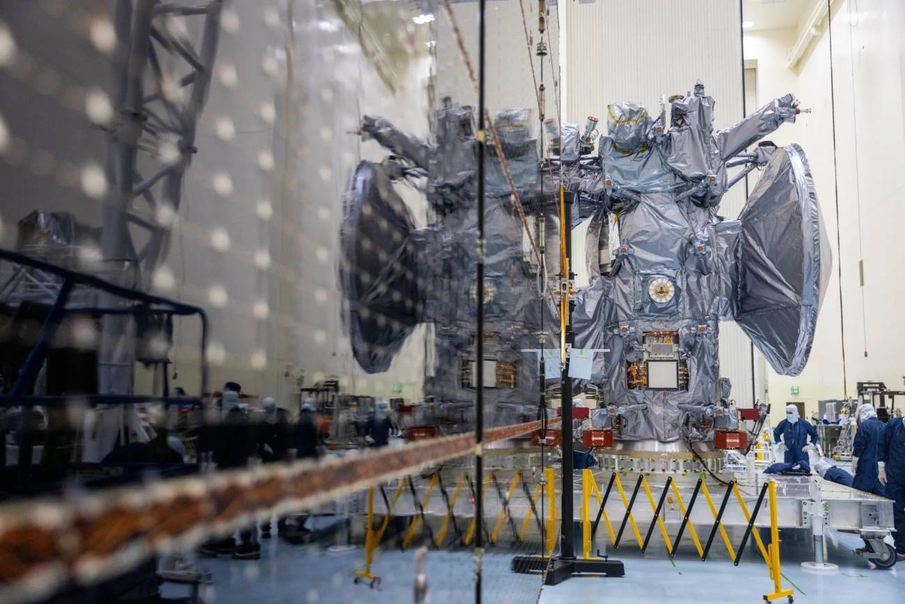 La nave espacial Europa Clipper de la NASA dentro de las instalaciones del Centro Espacial Kennedy