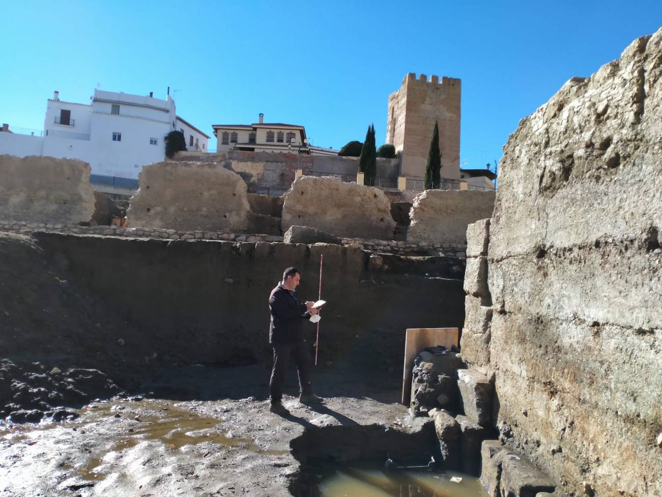 Investigador del IGME-CSIC analizando las paleoinundaciones en el teatro romano de Guadix (Granada). / IGME-CSIC