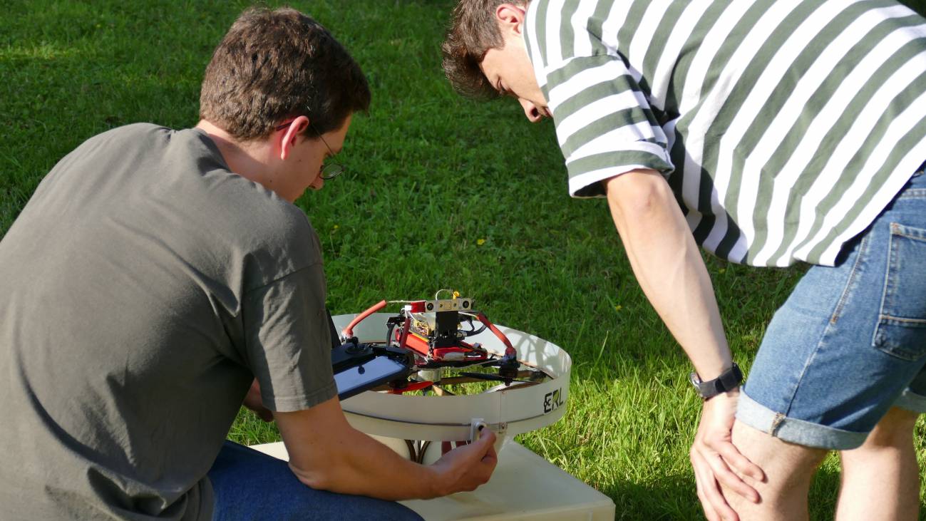 El dron lo han probado en siete especies de árboles del jardín botánico que rodea el Instituto Federal Suizo de Investigación Suizo. / ETH Zurich