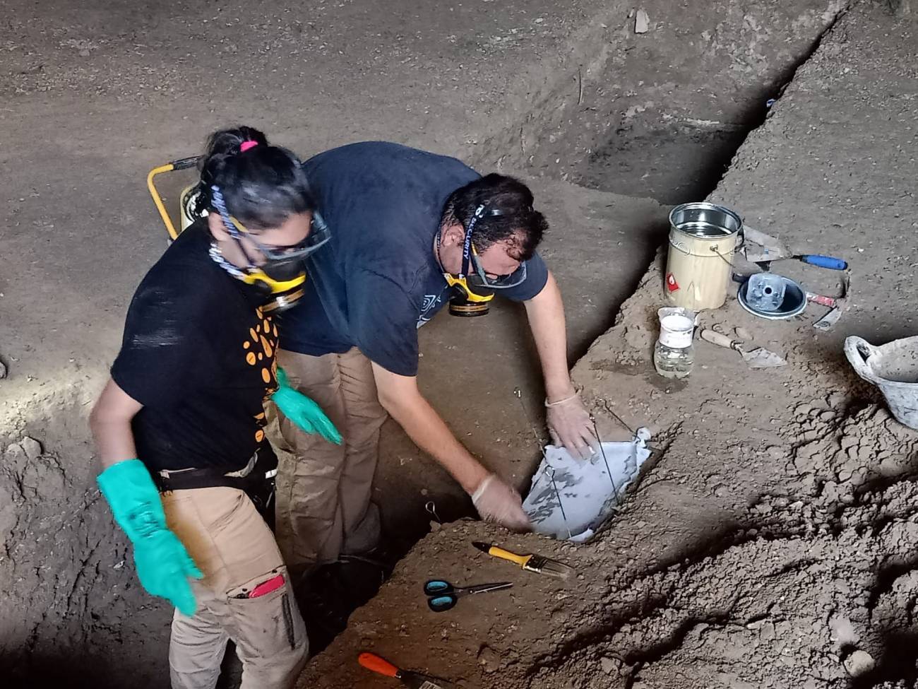 Investigadores del IGME-CSIC realizando una lámina enlacada en las paleoinundaciones del baluarte de la isla de Tabarca (Alicante). / IGME-CSIC