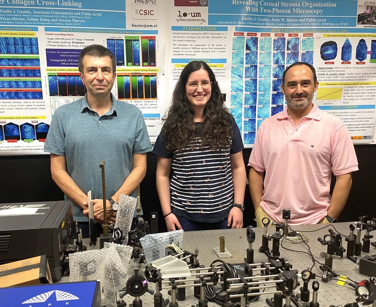 Pablo Artal, Rosa Martínez y Juan M. Bueno en el laboratorio del microscopio multifotónico de la Universidad de Murcia
