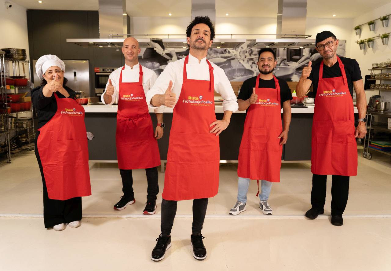 Raül Balam Ruscalleda junto a cocineros con VIH.