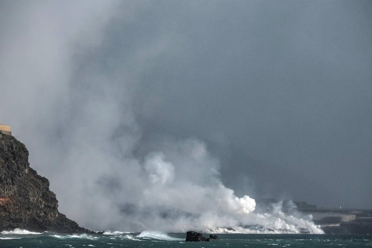 La colada del volcán de La Palma que llega al mar sigue avanzando y formando un delta de lava.