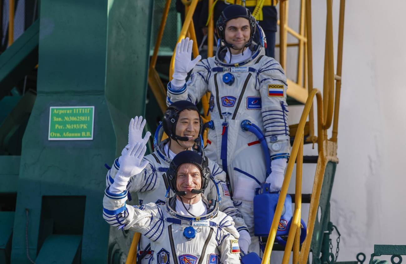 Los cosmonautas rusos Serguéi Rízhikov y Alexéi Zubritski, y el astronauta de la NASA Jonathan Kim. / EFE| Yuri Kochetkov