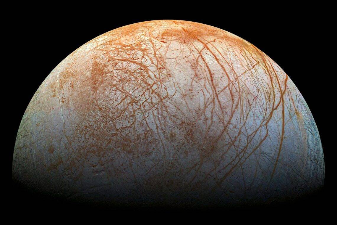 Luna Europa con sus rayas rojas en la superficie y destino de la próxima misión Europa Clipper. / NASA/JPL/Galileo