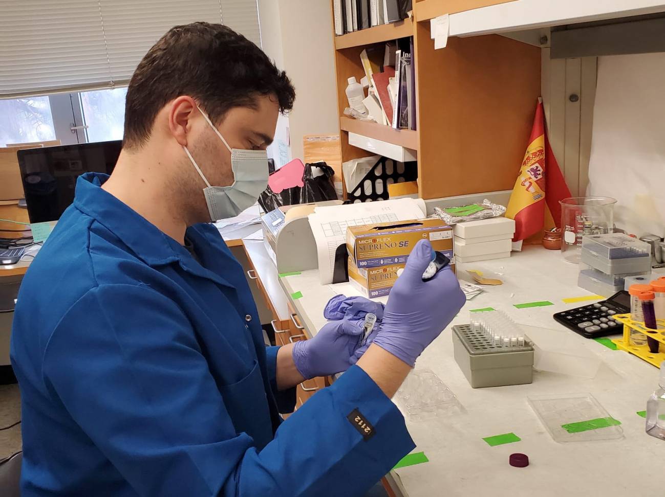 Manuel F. López-Aranda en su laboratorio de California. / Foto cedida por el investigador