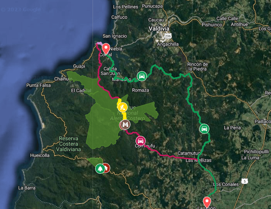 Rojo: trazado de la carretera cancelada. Verde: carretera propuesta por científicos y que será reacondicionada / Alejandro Muñoz