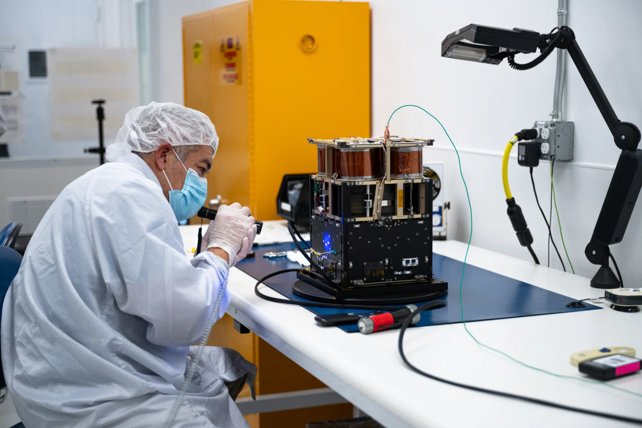 Mariano Pérez, ingeniero de aseguramiento de calidad de NASA Ames, inspecciona la nave espacial Advanced Composite Solar Sail System. / NASA /Brandon Torres