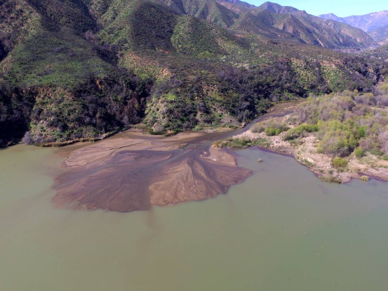 Río Ventura en California respondiendo al incendio Thomas de diciembre de 2017. En 2019, las tormentas invernales produjeron tres importantes eventos de caudal en la cuenca. / CSS Inc
