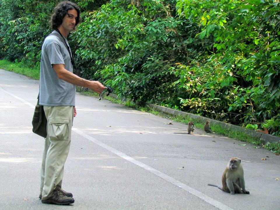 Agustín Fuentes y un macaco