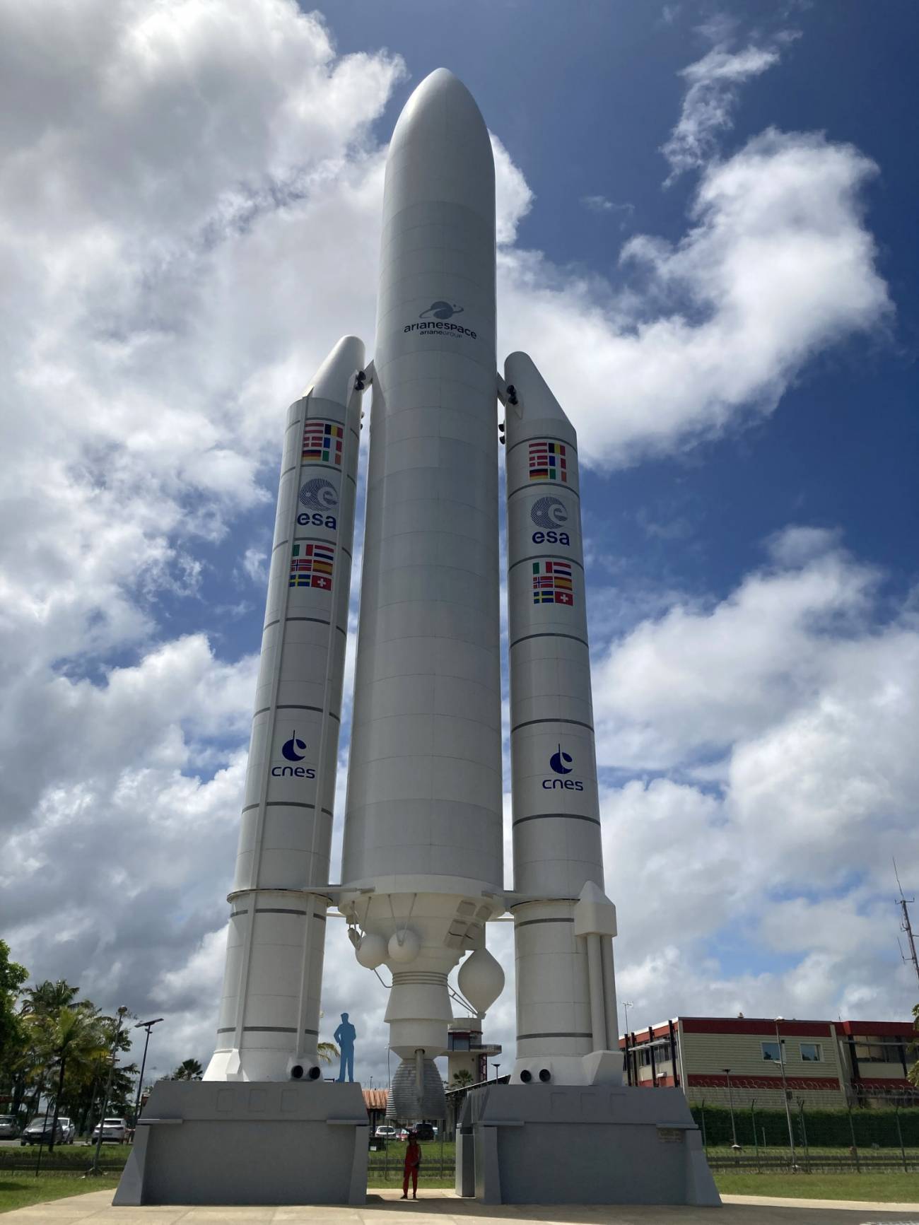 Modelo del cohete Ariane en la Guayana Francesa, con Begoña Vila debajo para apreciar las dimensiones. / NASA
