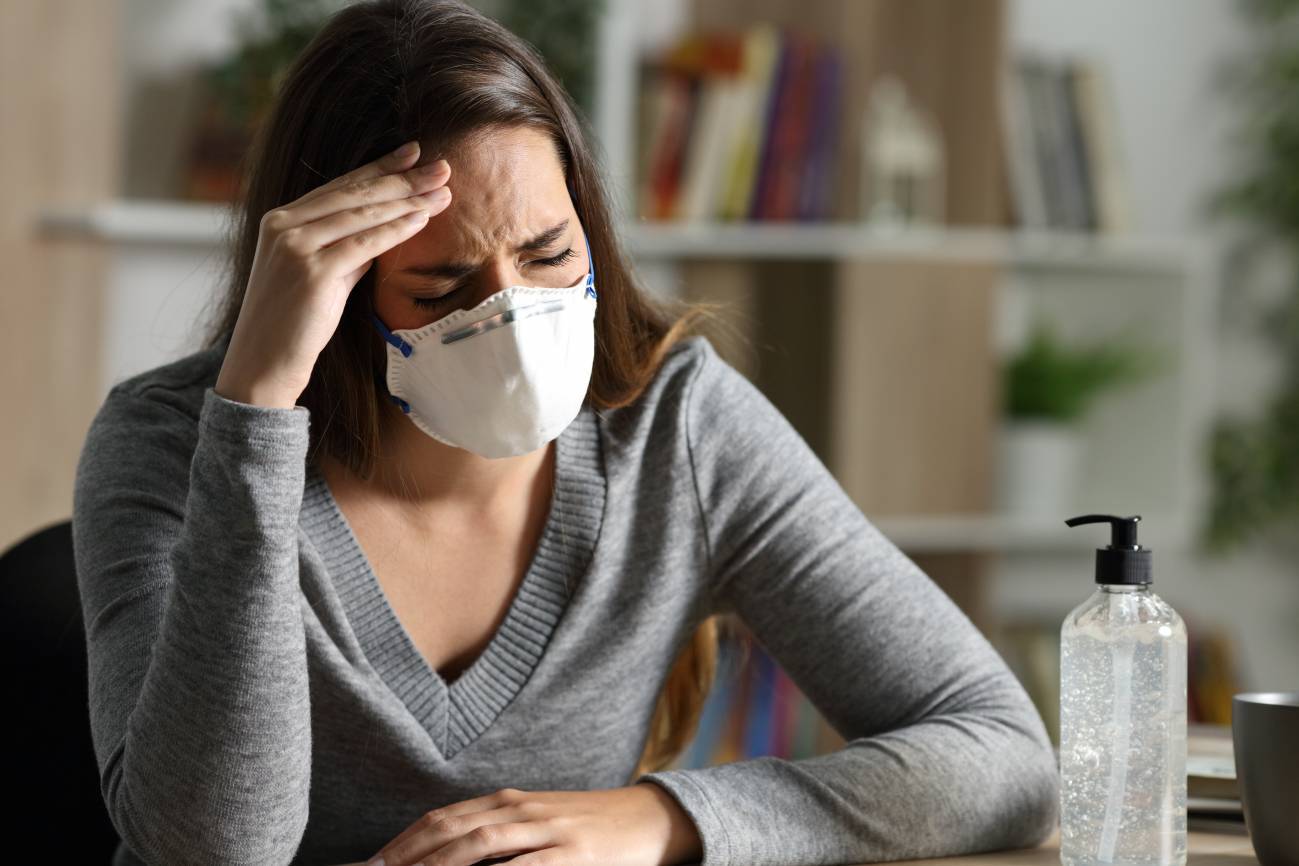mujer con dolor de cabeza