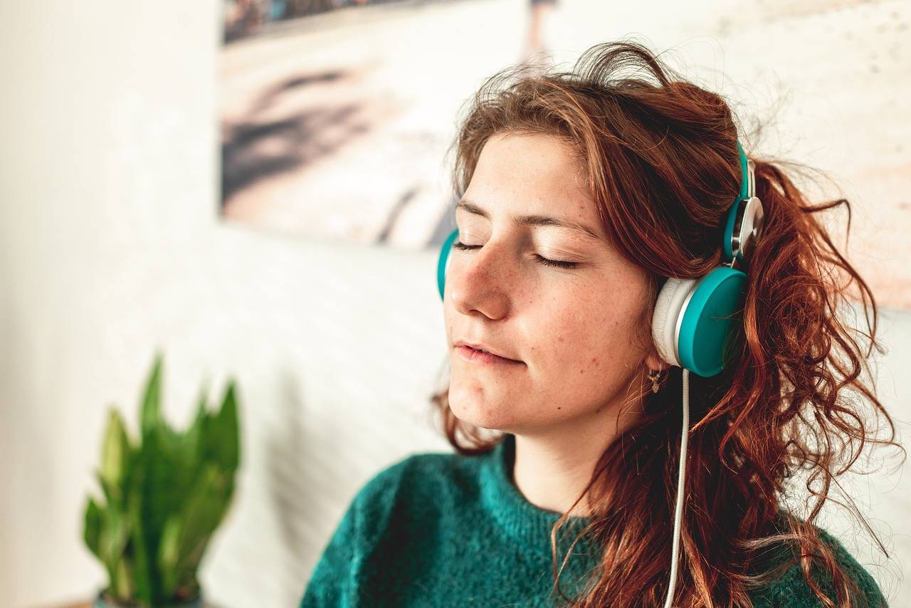 mujer escuchando música