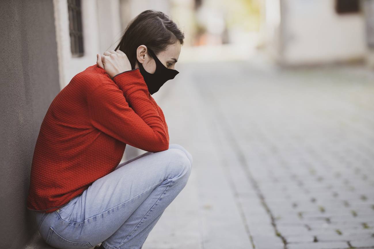 mujer triste con mascarilla