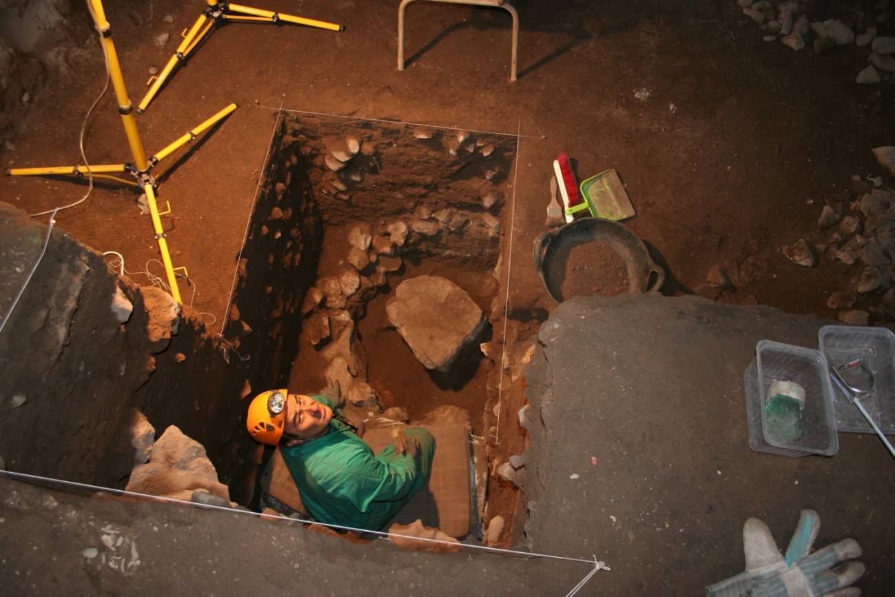 Un hombre dentro de un yacimiento