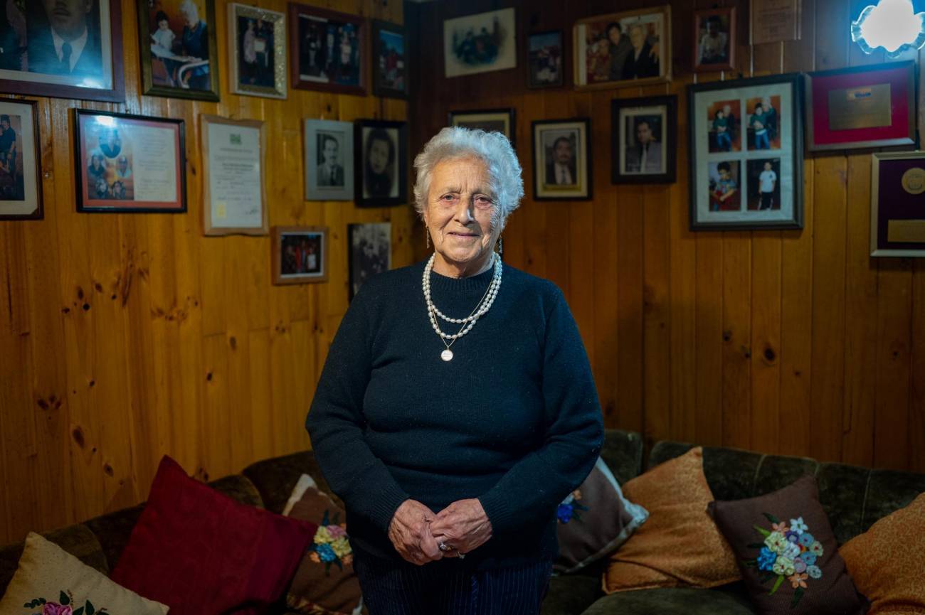 Nita Hernández (88) es bombera y maestra retirada. Tuvo que cambiar de casa por el hundimiento de la isla grande de Chiloé / Alejandro Muñoz