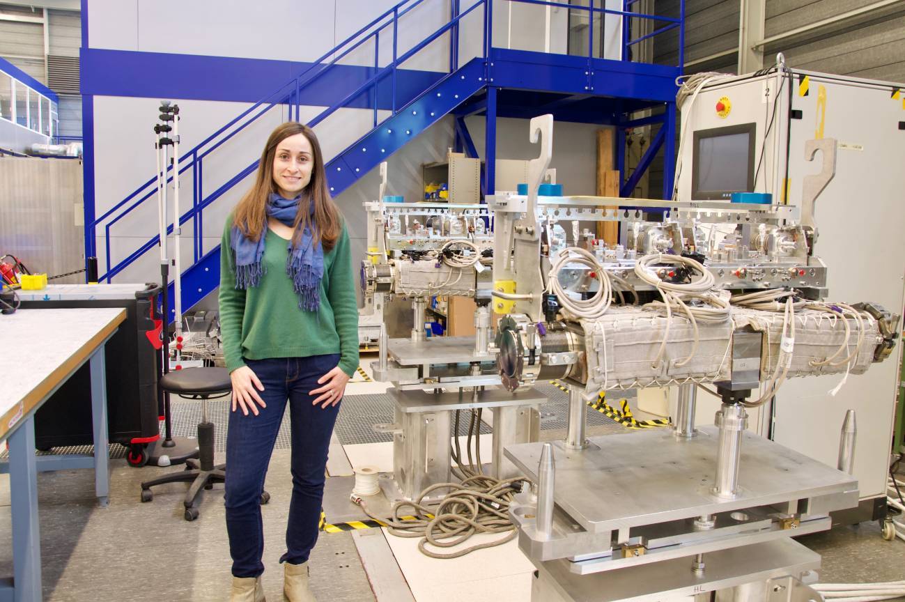 Nuria Fuster junto a los nuevos colimadores que se instalarán en el LHC. / James Molson / CERN