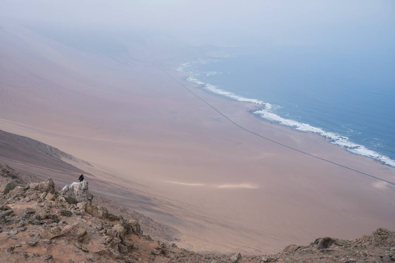 Vista del océano Pacífico y la ruta 1 de Chile