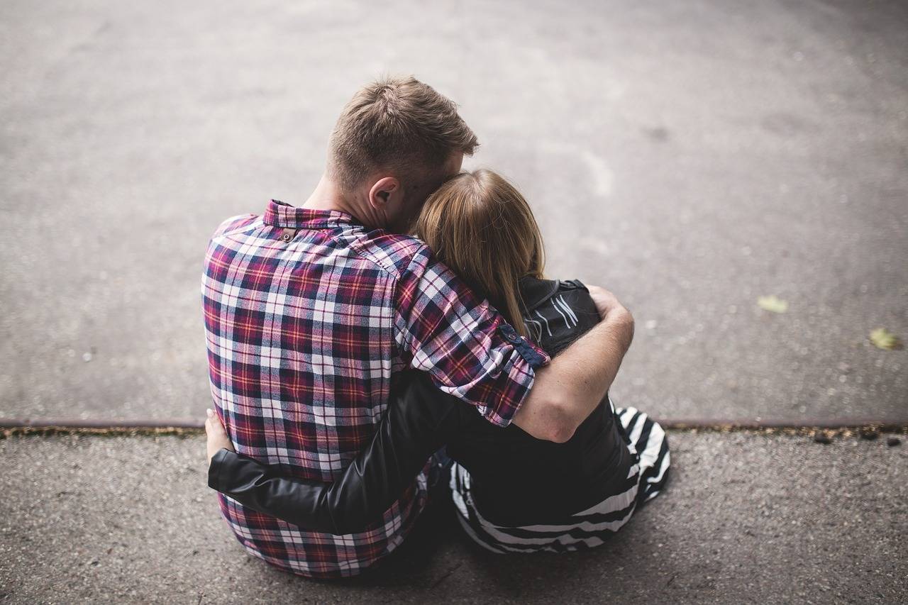 pareja abrazándose
