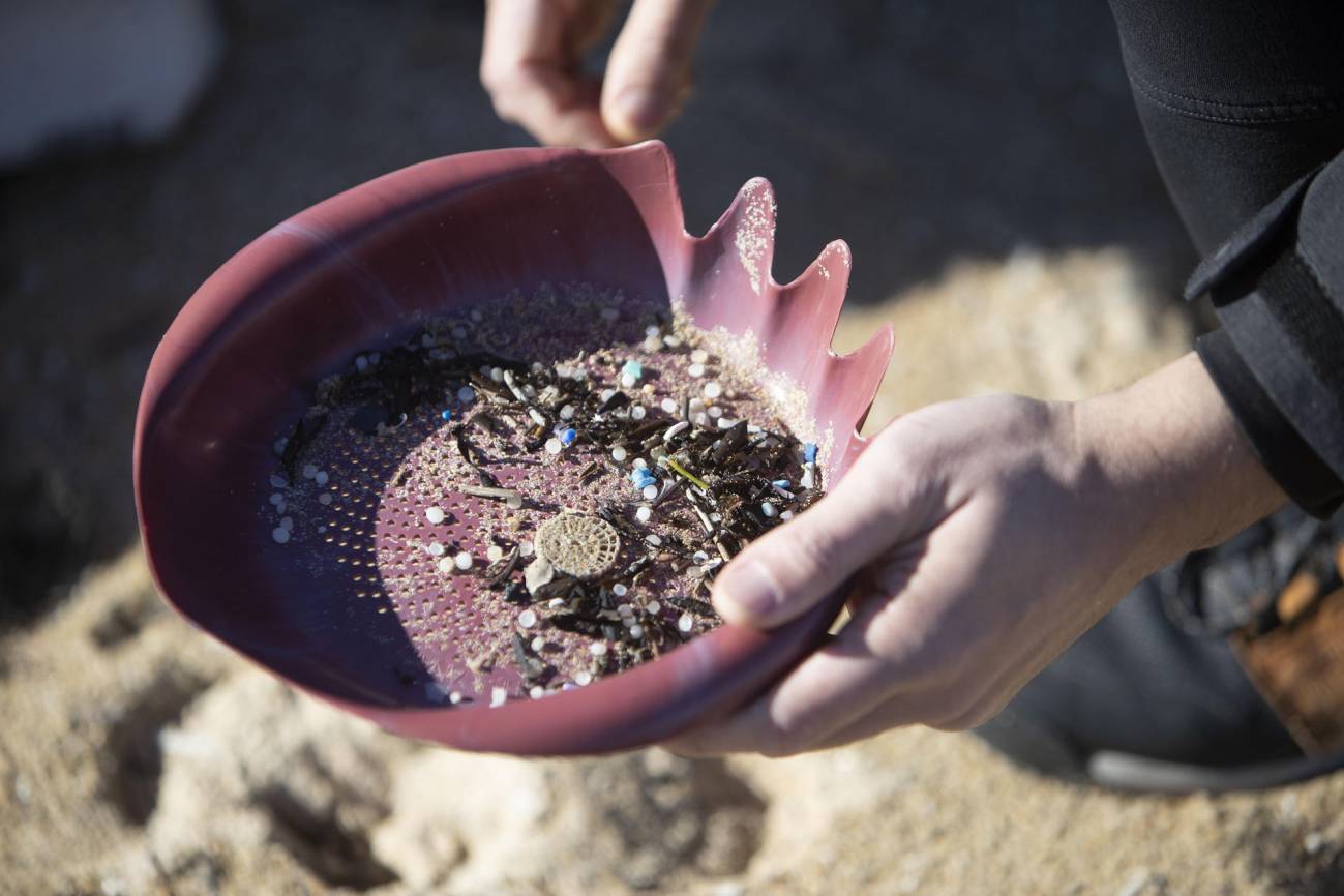Pellets que han aparecido en toda la costa atlántica de Galicia/ EFE/Salvador Sas