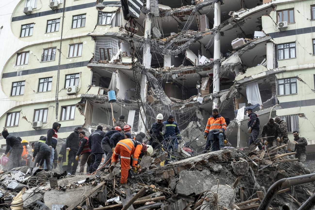 Personal de emergencias buscan supervivientes entre los escombros de un edificio derruido en Diyarbakir (Turquía). / EFE/ Refik Tekin