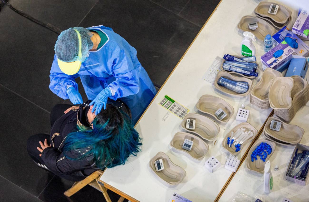 Personal sanitario realiza test de antígenos