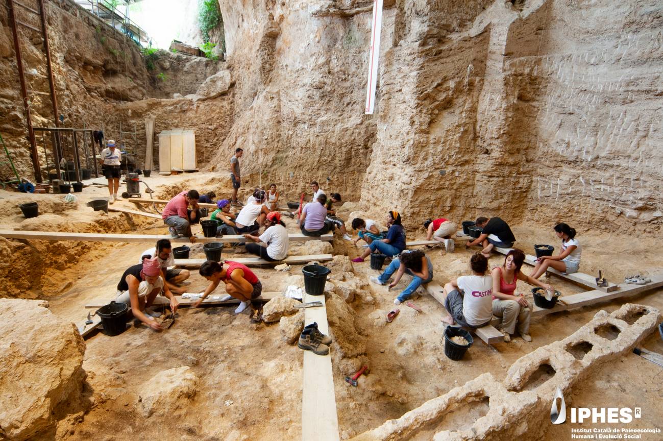 Vista general de los trabajos de excavación arqueológica en el yacimiento del Abric Romaní, Capellades (Barcelona). Autoría: Gerard Campeny / IPHES-CERCA.