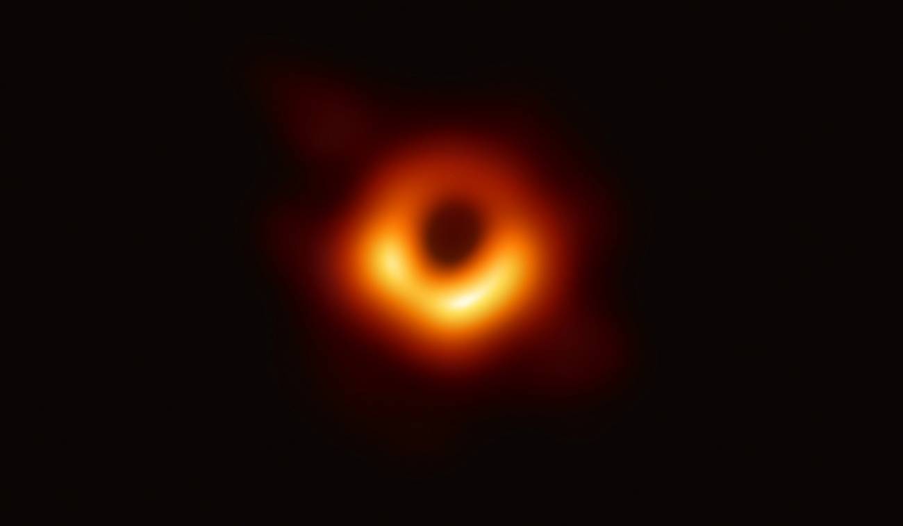Imagen del agujero negro situado en el centro de la galaxia M87. / EHT