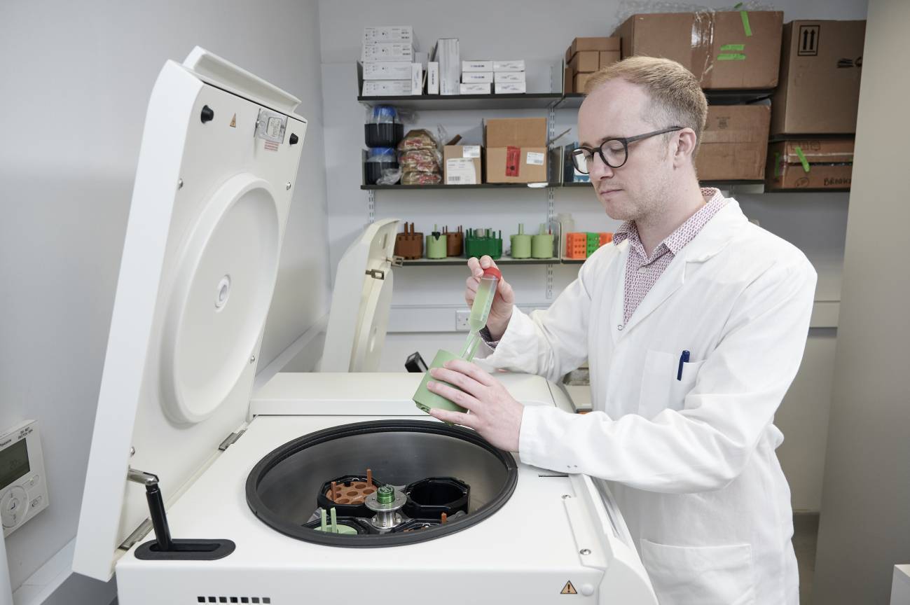 Stephen Wallace, autor principal del estudio, recolectando bacterias para analizarlas. / Universidad de Edimburgo