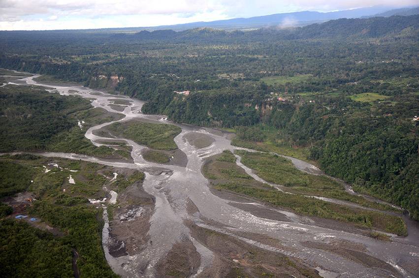 Río Upano bordeado por altos acantilados de 70-100 metros de altura, en Ecuador. / S. Rostain