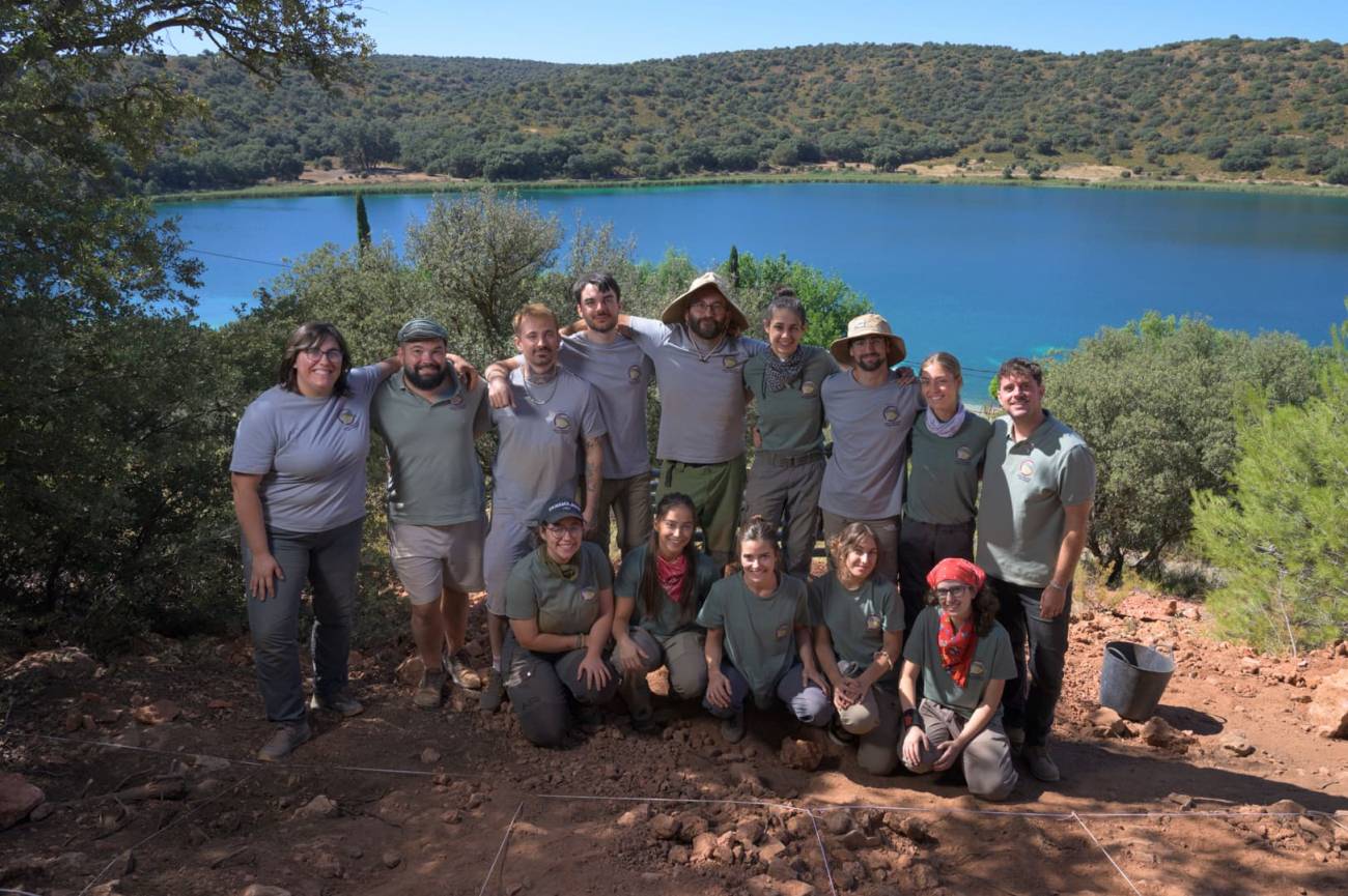 Integrantes de la tercera campaña de excavación del proyecto ‘Primeros Pobladores del Alto Guadiana’. / Alejandro Muñoz