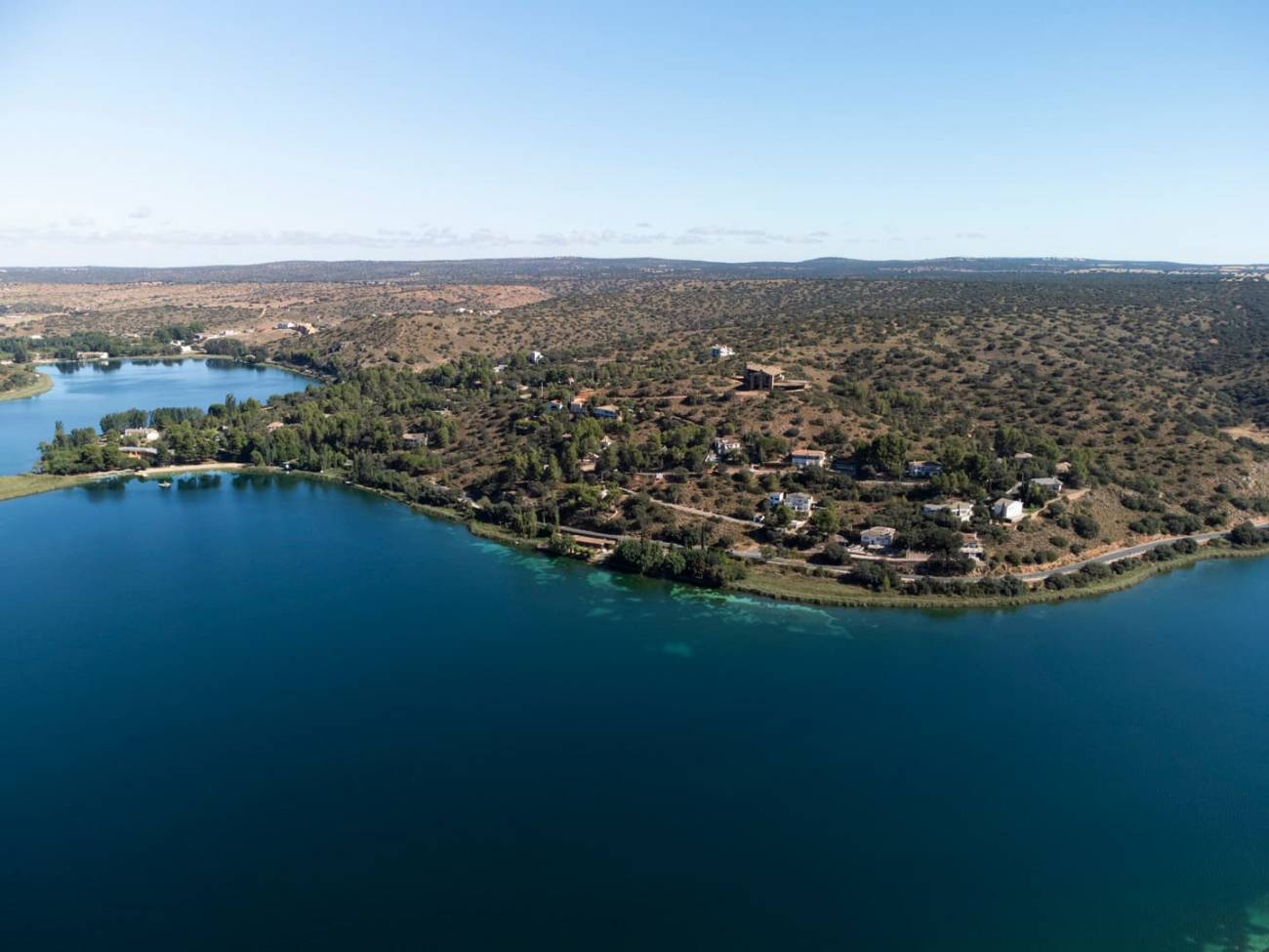 Vista de la Laguna de la Colgada junto a la que se localiza el yacimiento arqueológico de Ruidera – Los Villares. / Alejandro Muñoz