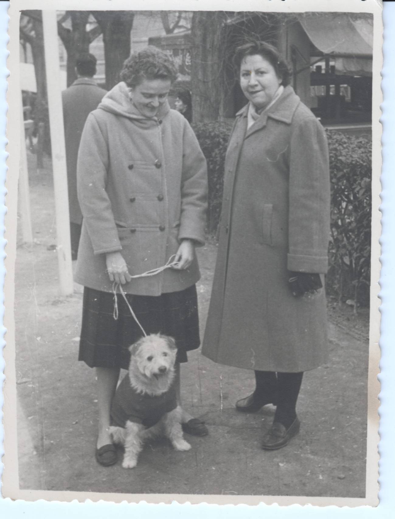 Gloria Fuertes paseando a su perra Rita con Phyllis Turnbull. / “Paco, Madrid, 1956”. | Archivo Gloria Fuertes
